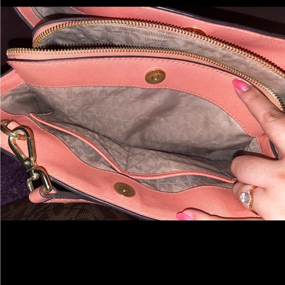 Michael kors satchel medium size - Picture 4 of 8